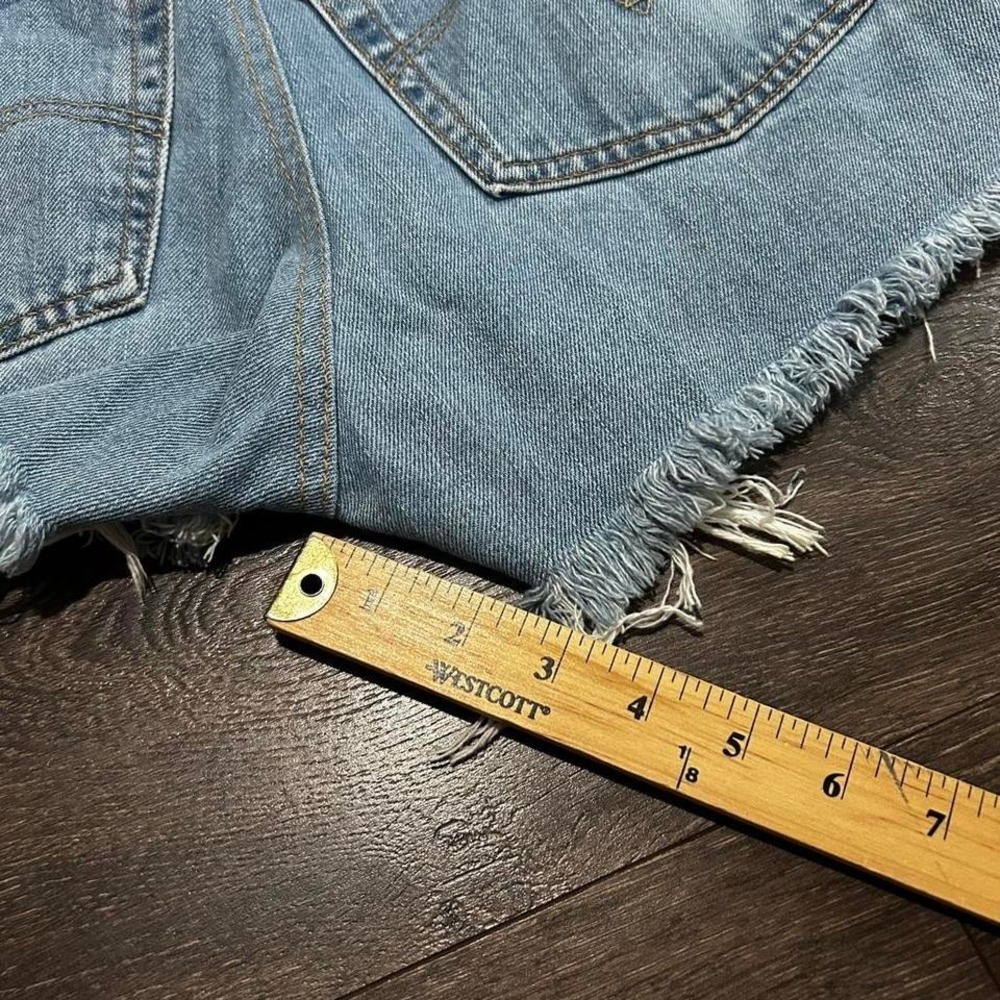 Vintage women's Levi's 550 light wash distressed high rise micro shorts 30" - Picture 5 of 6